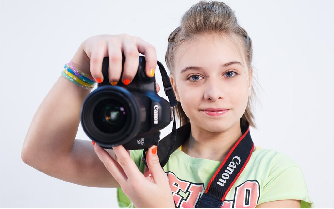 Интересы и развлечения. Увлечения подростков. Девушка с фотоаппаратом. Подросток фотографирует. Подросток с фотоаппаратом.