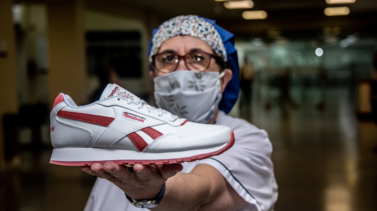 Reebok Argentina donó 400 pares de zapatillas a los trabajadores de la  salud | PRESENTE RSE