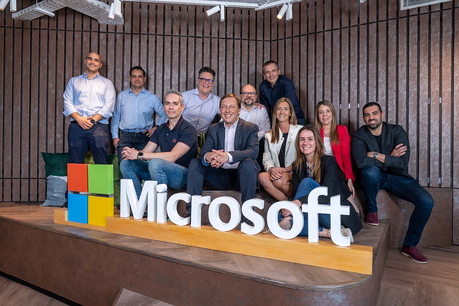 Fernando López Iervasi junto a algunos de los integrantes del equipo de Microsoft Argentina.